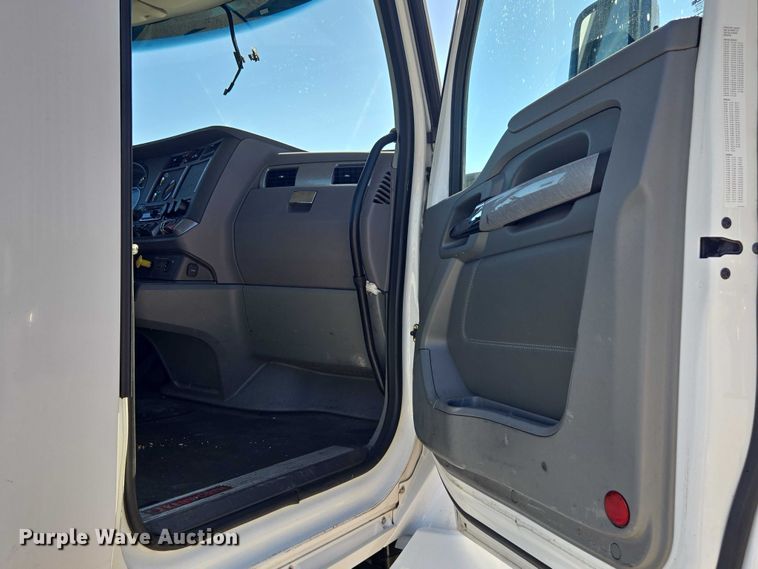 image for item DH8680 2016 Kenworth T880 semi truck