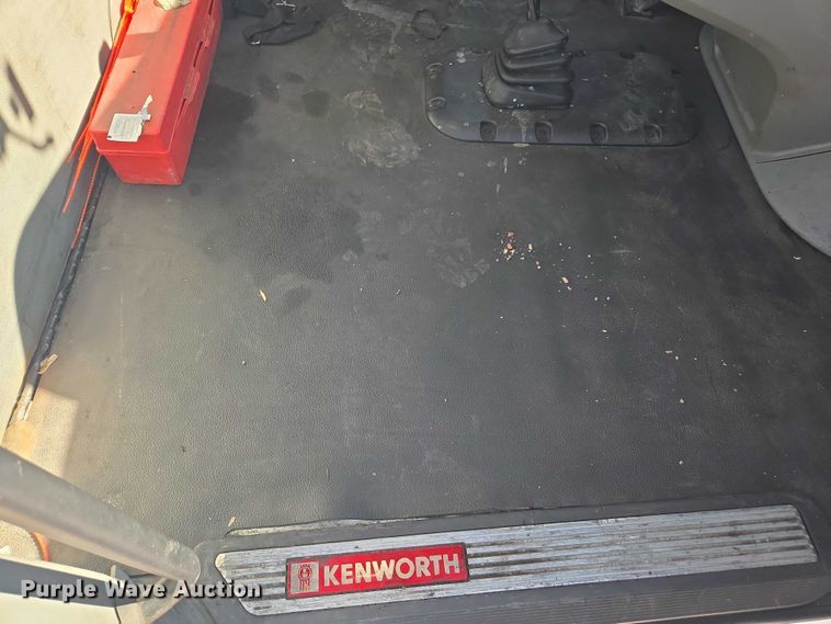 image for item DH8680 2016 Kenworth T880 semi truck