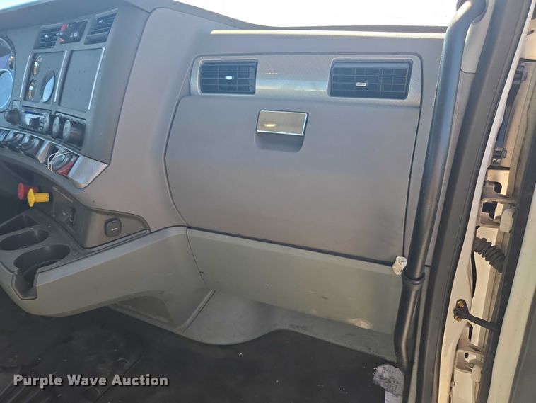 image for item DH8680 2016 Kenworth T880 semi truck