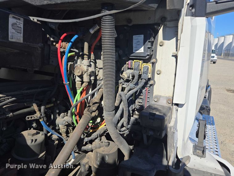 image for item DH8680 2016 Kenworth T880 semi truck