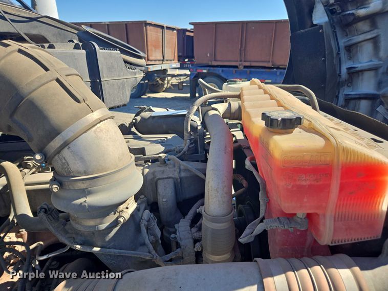 image for item DH8680 2016 Kenworth T880 semi truck