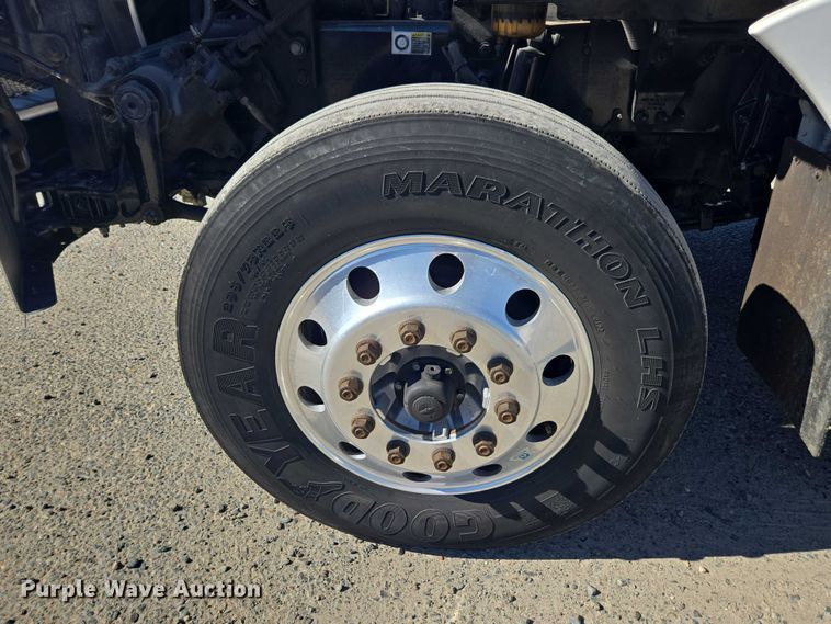 image for item DH8680 2016 Kenworth T880 semi truck