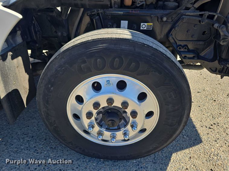 image for item DH8680 2016 Kenworth T880 semi truck