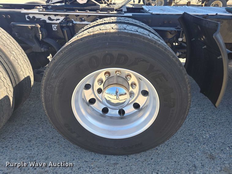 image for item DH8680 2016 Kenworth T880 semi truck