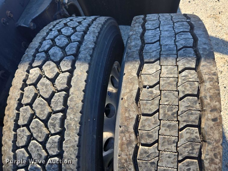 image for item DH8680 2016 Kenworth T880 semi truck