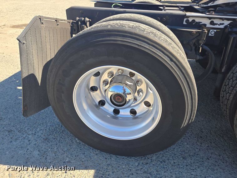 image for item DH8680 2016 Kenworth T880 semi truck