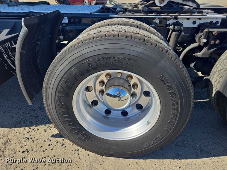 image for item DH8680 2016 Kenworth T880 semi truck