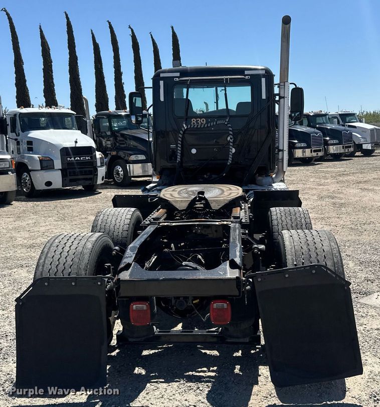 image for item DH8681 2017 Mack CXU613 semi truck