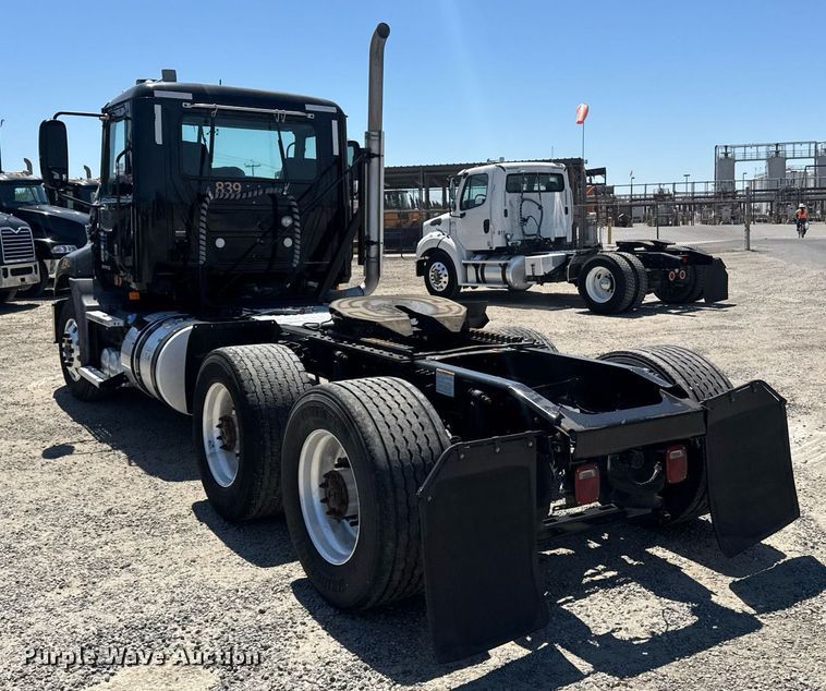 image for item DH8681 2017 Mack CXU613 semi truck