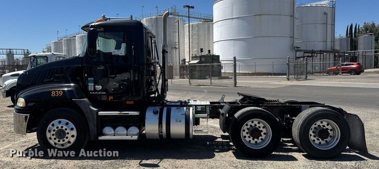 image for item DH8681 2017 Mack CXU613 semi truck
