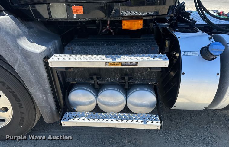 image for item DH8681 2017 Mack CXU613 semi truck