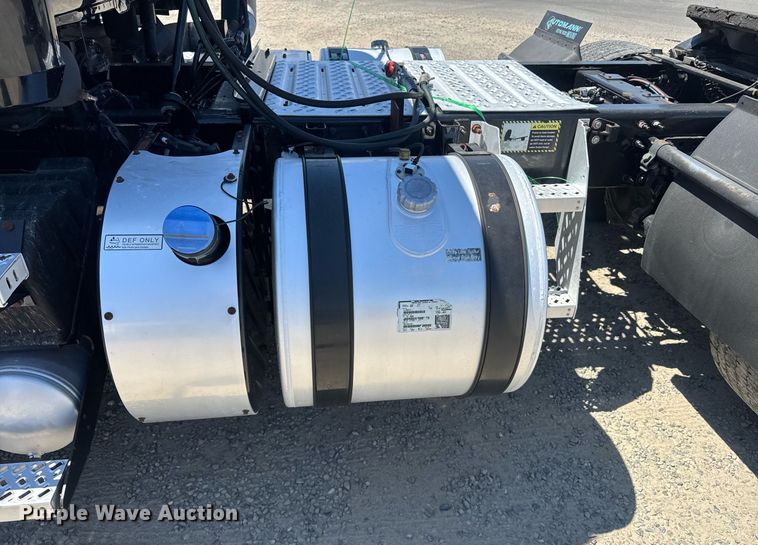 image for item DH8681 2017 Mack CXU613 semi truck