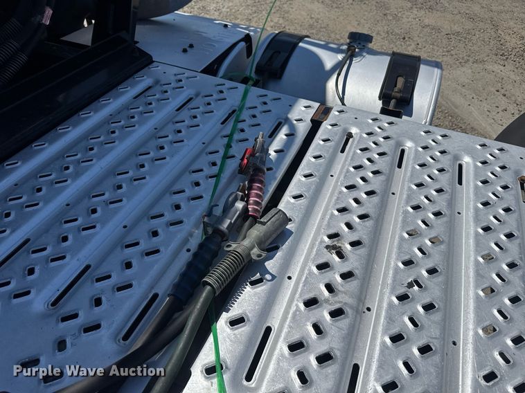 image for item DH8681 2017 Mack CXU613 semi truck