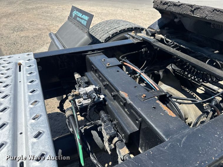 image for item DH8681 2017 Mack CXU613 semi truck