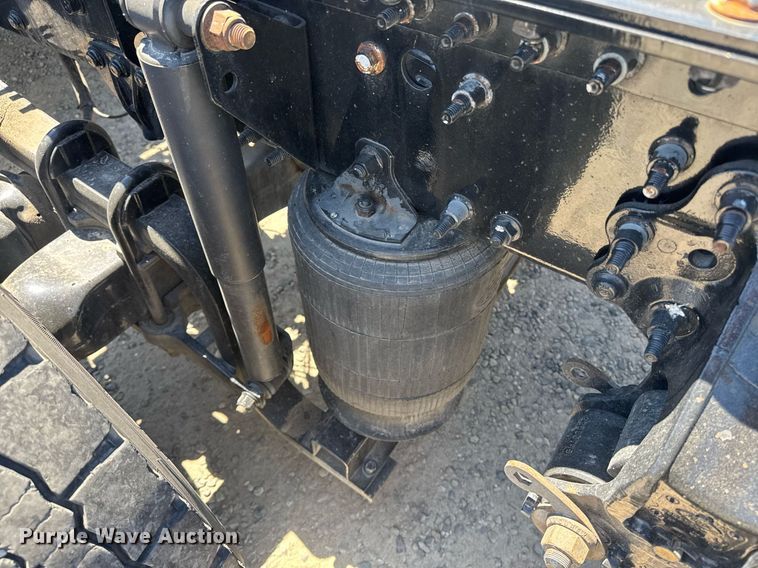 image for item DH8681 2017 Mack CXU613 semi truck