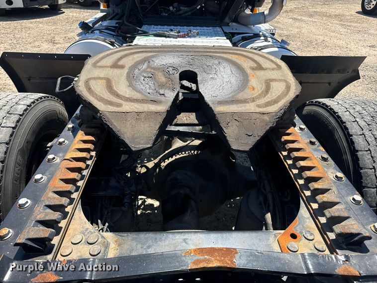 image for item DH8681 2017 Mack CXU613 semi truck