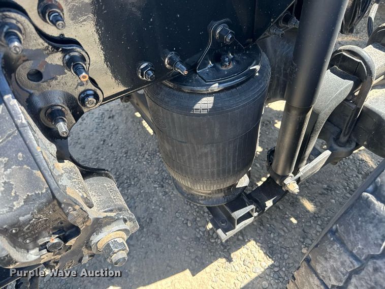 image for item DH8681 2017 Mack CXU613 semi truck