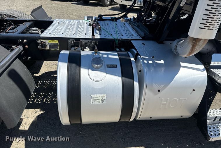 image for item DH8681 2017 Mack CXU613 semi truck