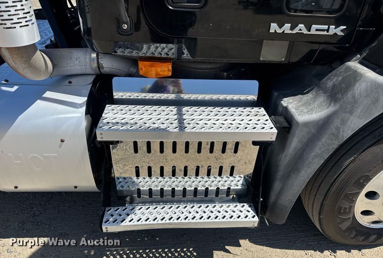 image for item DH8681 2017 Mack CXU613 semi truck