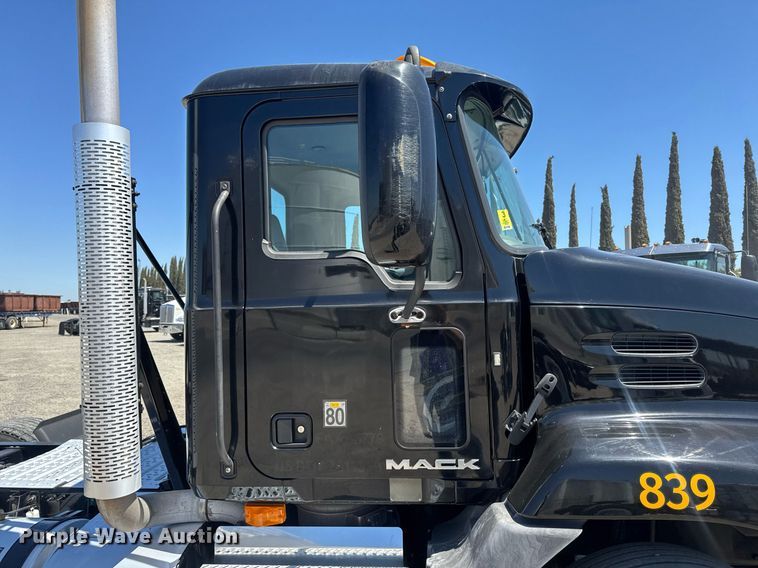 image for item DH8681 2017 Mack CXU613 semi truck