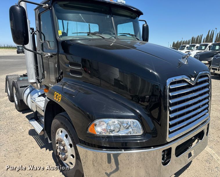 image for item DH8681 2017 Mack CXU613 semi truck