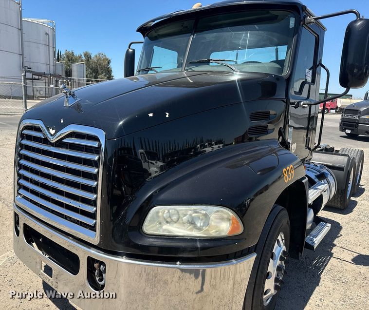 image for item DH8681 2017 Mack CXU613 semi truck