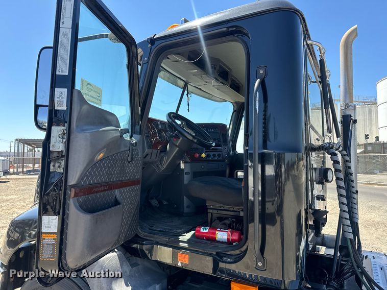 image for item DH8681 2017 Mack CXU613 semi truck