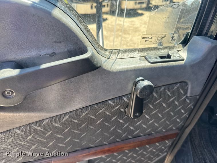 image for item DH8681 2017 Mack CXU613 semi truck