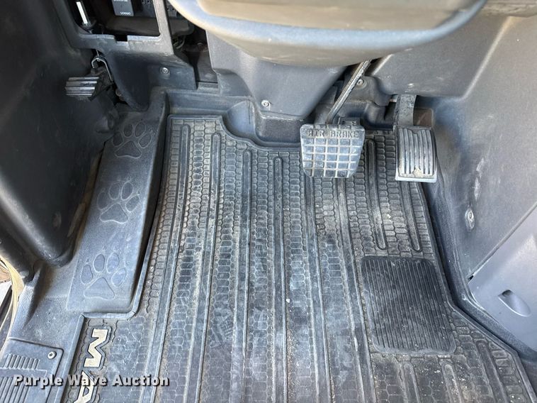 image for item DH8681 2017 Mack CXU613 semi truck