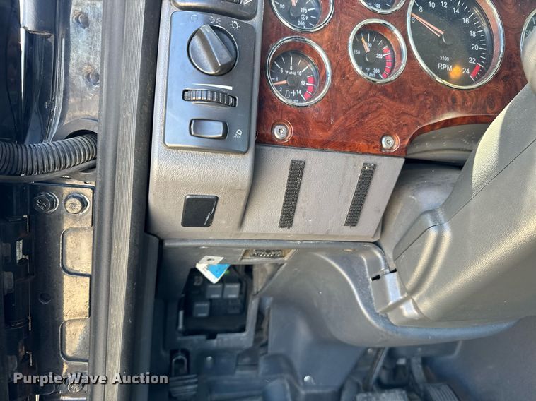 image for item DH8681 2017 Mack CXU613 semi truck