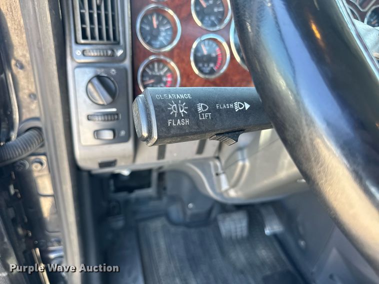 image for item DH8681 2017 Mack CXU613 semi truck