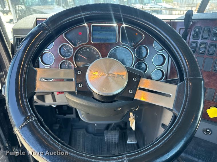 image for item DH8681 2017 Mack CXU613 semi truck