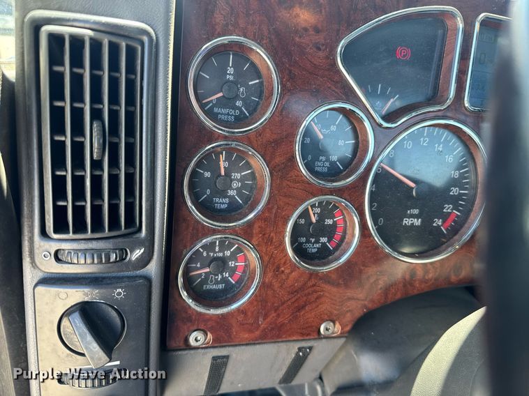 image for item DH8681 2017 Mack CXU613 semi truck