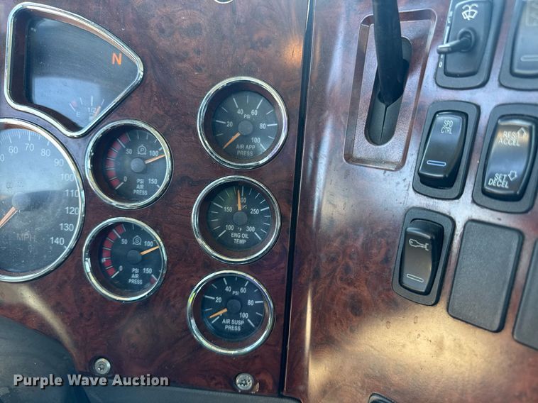 image for item DH8681 2017 Mack CXU613 semi truck