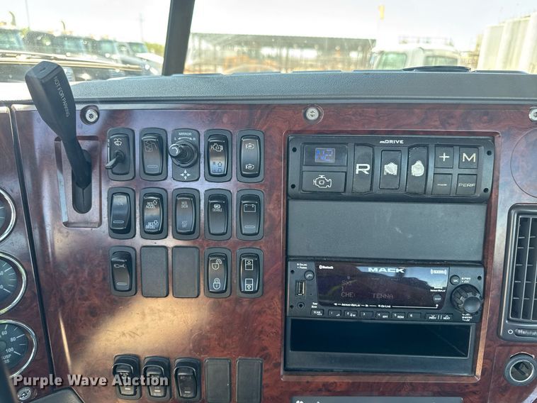 image for item DH8681 2017 Mack CXU613 semi truck