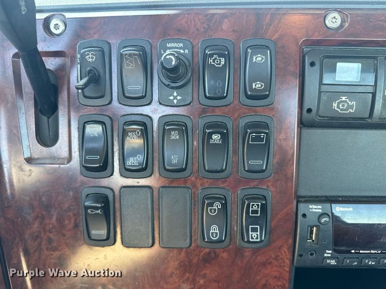 image for item DH8681 2017 Mack CXU613 semi truck