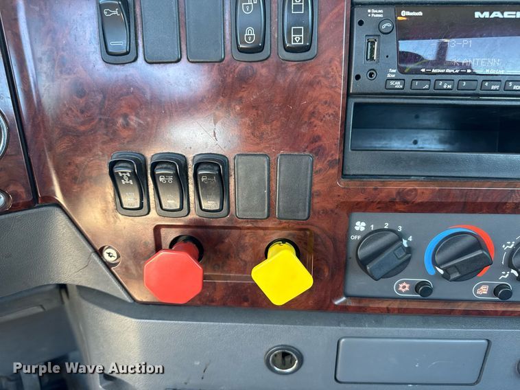 image for item DH8681 2017 Mack CXU613 semi truck