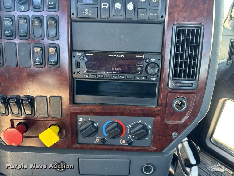 image for item DH8681 2017 Mack CXU613 semi truck