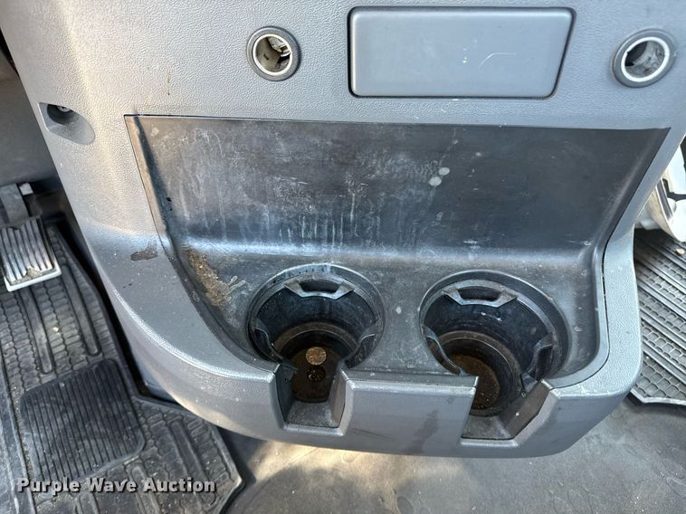 image for item DH8681 2017 Mack CXU613 semi truck