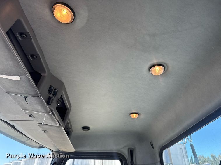 image for item DH8681 2017 Mack CXU613 semi truck