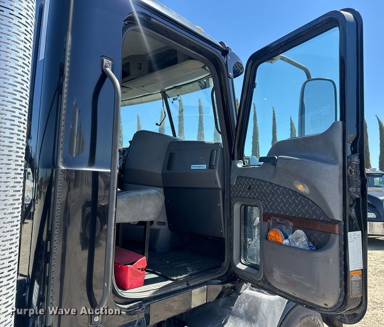 image for item DH8681 2017 Mack CXU613 semi truck