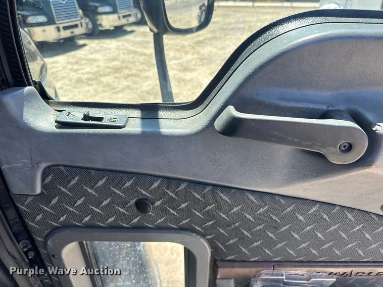 image for item DH8681 2017 Mack CXU613 semi truck