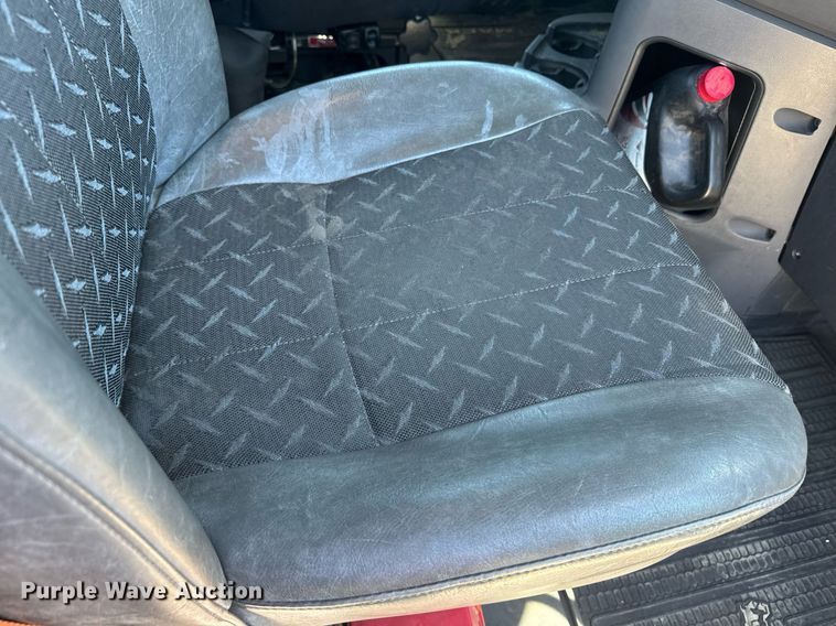 image for item DH8681 2017 Mack CXU613 semi truck