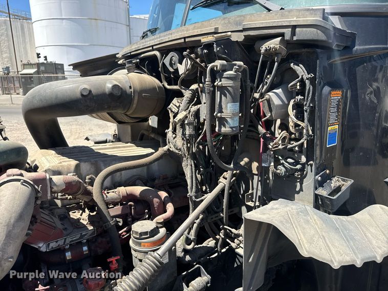 image for item DH8681 2017 Mack CXU613 semi truck