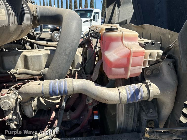 image for item DH8681 2017 Mack CXU613 semi truck