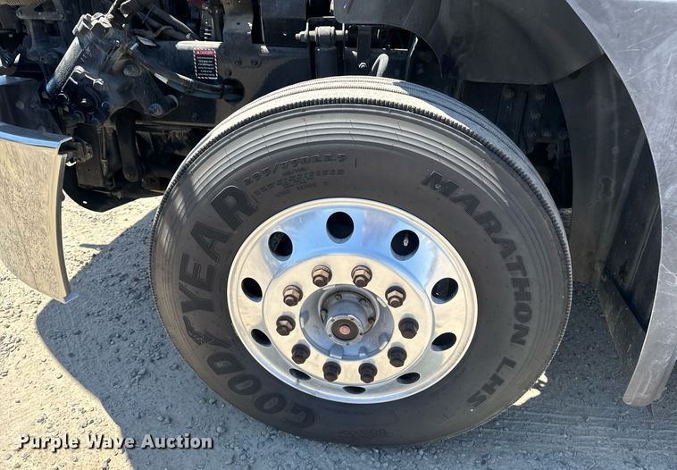 image for item DH8681 2017 Mack CXU613 semi truck