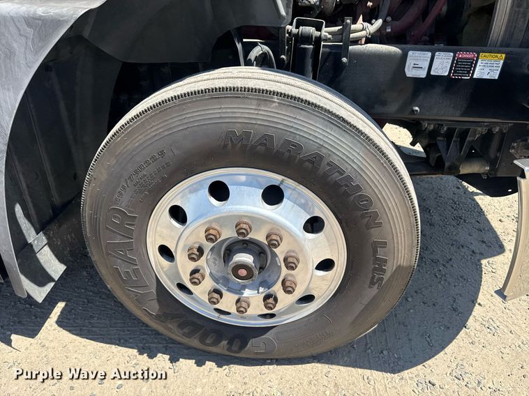 image for item DH8681 2017 Mack CXU613 semi truck