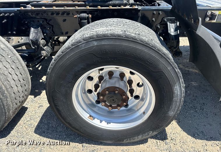 image for item DH8681 2017 Mack CXU613 semi truck