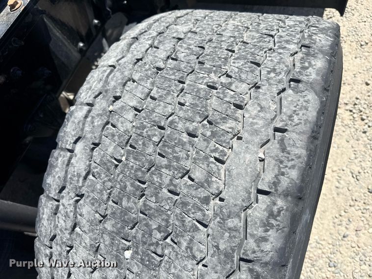 image for item DH8681 2017 Mack CXU613 semi truck