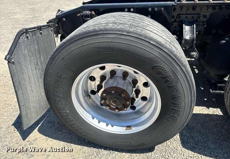 image for item DH8681 2017 Mack CXU613 semi truck